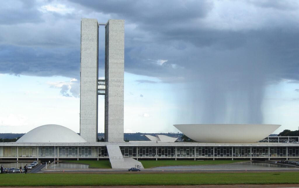 Prédio do Congresso Nacional, em Brasília, com céu de chuva ao fundo